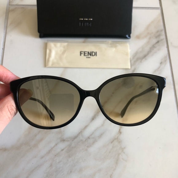🔥NEW FENDI SHOW STOPPER SUNGLASSES 🔥 - Picture 3 of 11